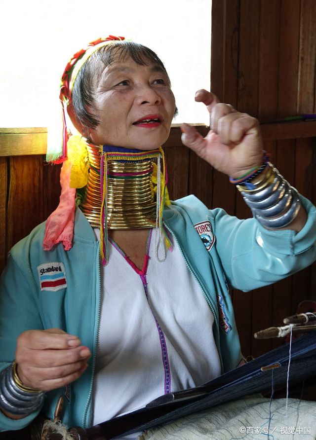 由于脖颈非常长,这些人被称为长颈女,她们从带上项圈的那天起就不可以